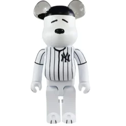 1000% MLB x Peanuts Bearbrick Snoopy (New York Yankees)